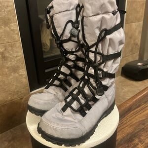 Baffin Women's Gray Lace-Up Puffer Winter Boots. Size 8